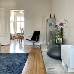 Fotel Aluminium Ea 124 Tkanina Track Royal Blue-Nero - Podstawa Czarna Vitra