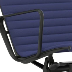 Fotel Aluminium Ea 124 Tkanina Track Royal Blue-Nero - Podstawa Czarna Vitra