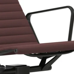 Fotel Aluminium Ea 124 Tkanina Track Dark Red - Podstawa Czarna Vitra