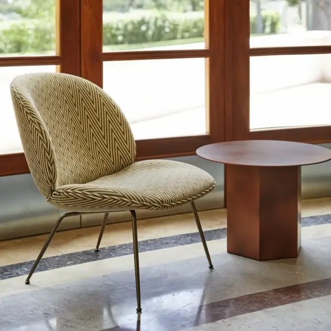 Fotel Beetle Lounge Basic Plain Gubi
