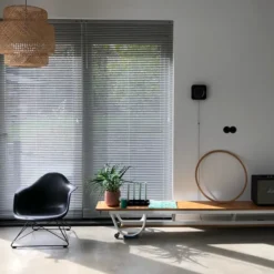 Fotel Eames Plastic Armchair Lar Pomarańczowy - Czarna Podstawa Vitra