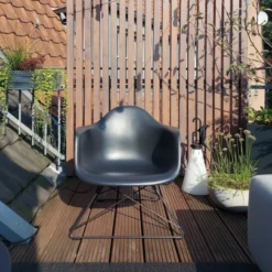Fotel Eames Plastic Armchair Lar Szary - Czarna Podstawa Vitra