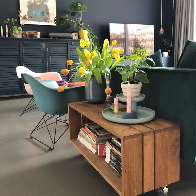 Fotel Eames Plastic Armchair Lar Szary - Czarna Podstawa Vitra