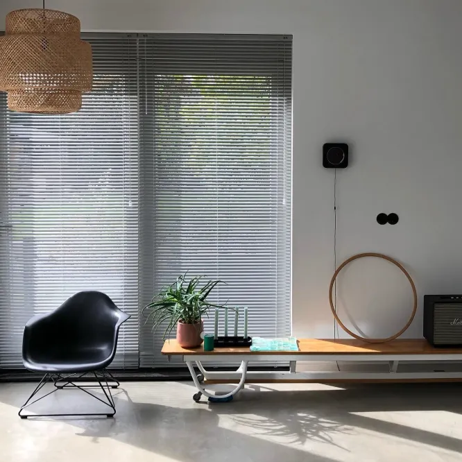 Fotel Eames Plastic Armchair Lar Szary - Czarna Podstawa Vitra