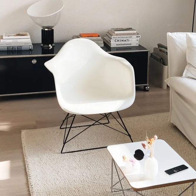 Fotel Eames Plastic Armchair Lar Szary - Czarna Podstawa Vitra