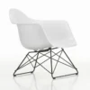 Fotel Eames Plastic Armchair Lar Biały - Czarna Podstawa Vitra