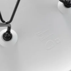 Fotel Eames Plastic Armchair Lar Biały - Czarna Podstawa Vitra