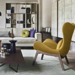Fotel Lazy Z Drewnianą Podstawą Calligaris