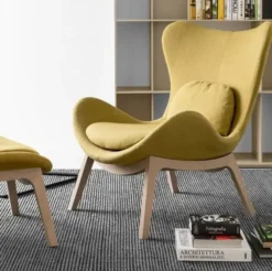 Fotel Lazy Z Drewnianą Podstawą Calligaris