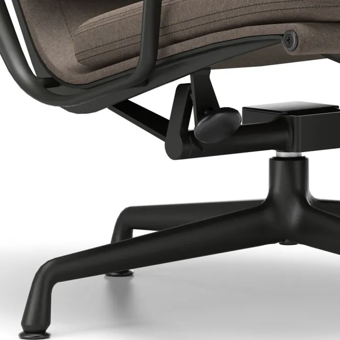 Fotel Soft Pad Chair Ea 222 Tkanina Cosy 2 Nutmeg - Podstawa Czarna Vitra