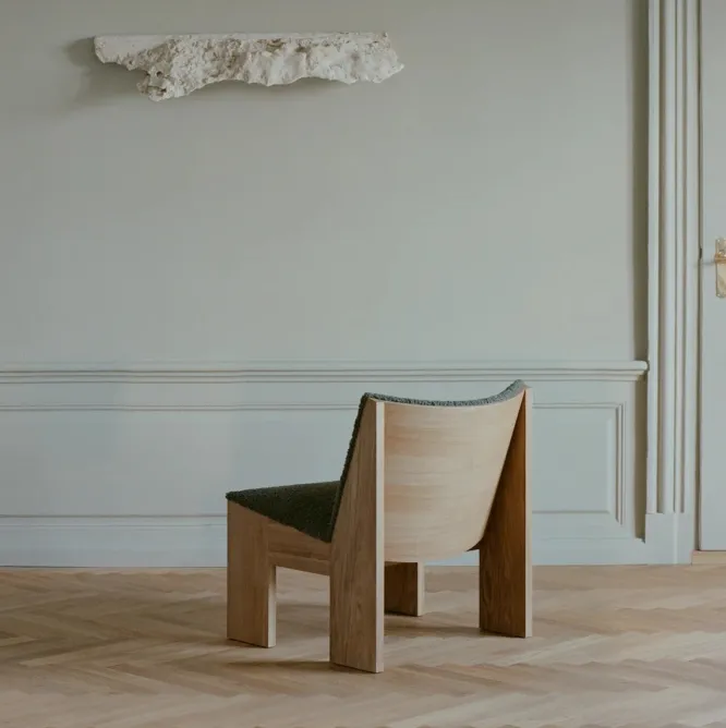Fotel Tenon Beżowy Z Ciemną Dębową Podstawą New Works