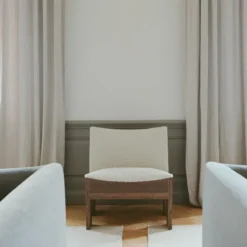 Fotel Tenon Beżowy Z Ciemną Dębową Podstawą New Works