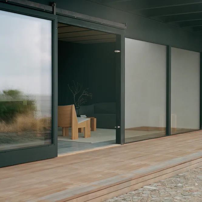 Fotel Tenon Beżowy Z Ciemną Dębową Podstawą New Works