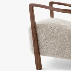 Fotel Wulff Atd2 Walnut Sheepskin Moonlight Andtradition