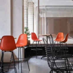 Krzesło Barowe Eames Plastic Re High Pomarańczowe - Czarna Podstawa Vitra