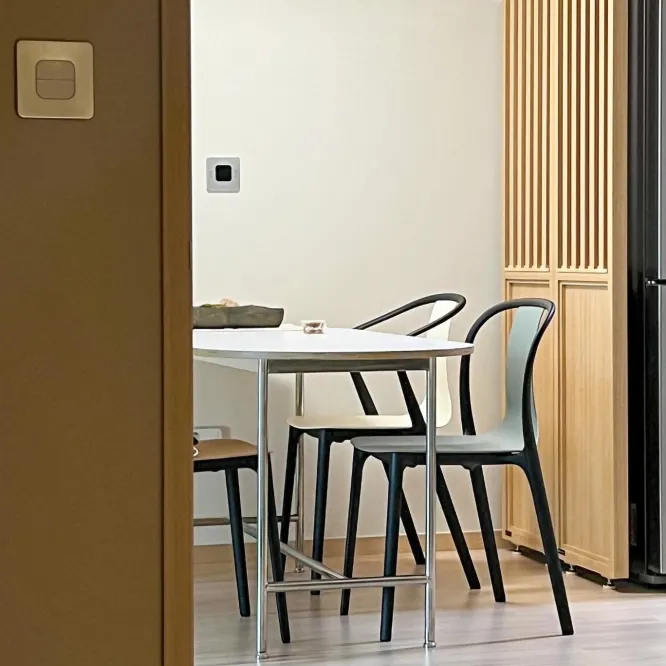 Krzesło Belleville Z Podłokietnikiem Wood Czarny Jesion Vitra