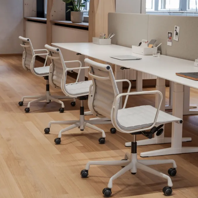 Krzesło Biurowe Aluminium Ea 117 Naturalna Skóra Cognac - Podstawa Bordowa Vitra