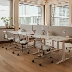 Krzesło Biurowe Aluminium Ea 117 Tkanina Track Magenta - Podstawa Czarna Vitra