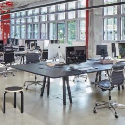 Krzesło Biurowe Aluminium Ea 118 Tkanina Track Royal - Podstawa Czarna Vitra