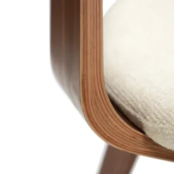 Krzesło Comforta Tkanina Bouclé Frosted Almond - Nogi Orzech