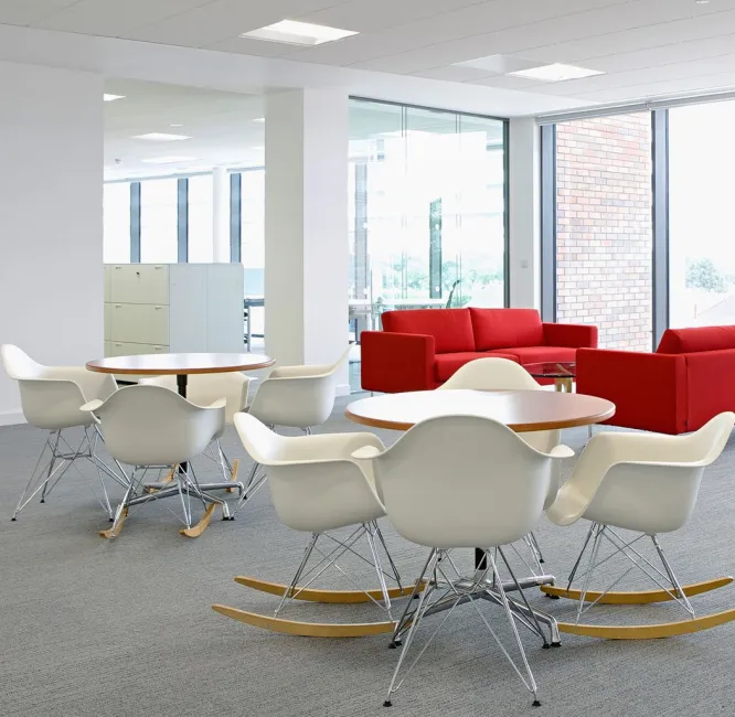 Krzesło Eames Plastic Chairs Re Dar Białe - Chromowana Podstawa Vitra