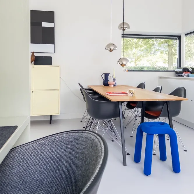 Krzesło Eames Plastic Chairs Re Dar Jasnoszare - Chromowana Podstawa Vitra