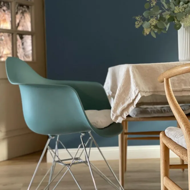 Krzesło Eames Plastic Chairs Re Dar Jasnoszare - Chromowana Podstawa Vitra