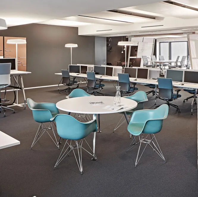 Krzesło Eames Plastic Chairs Re Dar Jasnoszare - Chromowana Podstawa Vitra