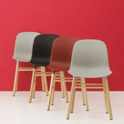 Krzesło Form Dębowa Podstawa Czerwone Normann Copenhagen
