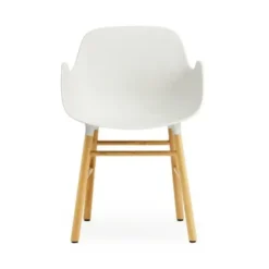 Krzesło Form Z Podłokietnikami Dębowa Podstawa Białe Normann Copenhagen