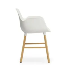 Krzesło Form Z Podłokietnikami Dębowa Podstawa Białe Normann Copenhagen