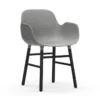 Krzesło Form Z Podłokietnikami Czarna Podstawa Szare Normann Copenhagen