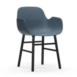 Krzesło Form Z Podłokietnikami Czarna Podstawa Niebieskie Normann Copenhagen