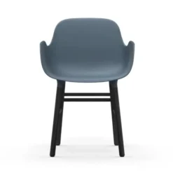 Krzesło Form Z Podłokietnikami Czarna Podstawa Niebieskie Normann Copenhagen