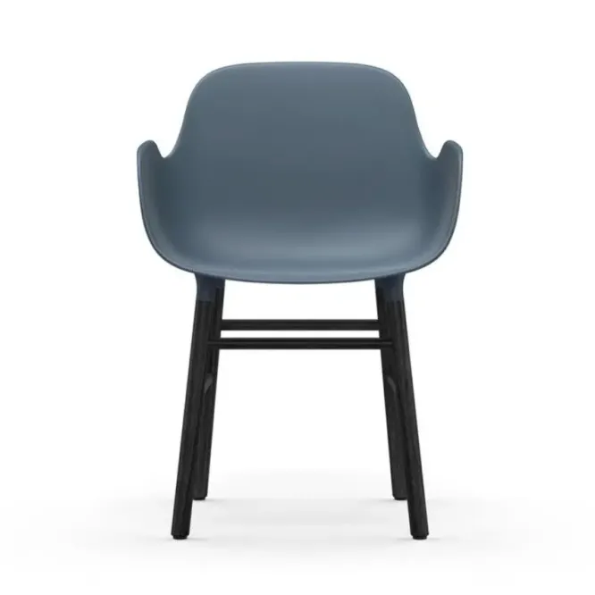 Krzesło Form Z Podłokietnikami Czarna Podstawa Niebieskie Normann Copenhagen