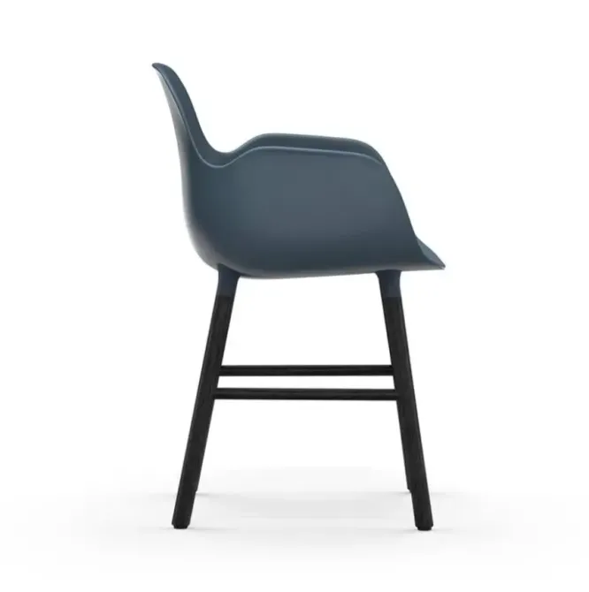 Krzesło Form Z Podłokietnikami Czarna Podstawa Niebieskie Normann Copenhagen