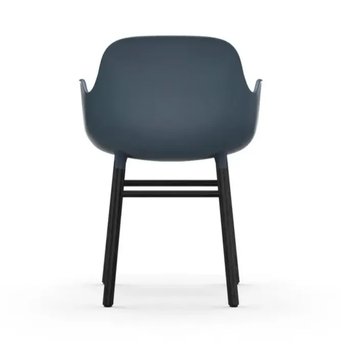 Krzesło Form Z Podłokietnikami Czarna Podstawa Niebieskie Normann Copenhagen
