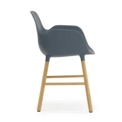 Krzesło Form Z Podłokietnikami Dębowa Podstawa Niebieskie Normann Copenhagen