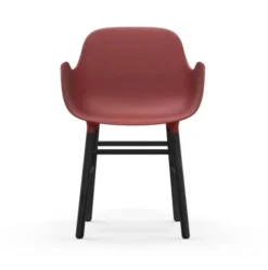 Krzesło Form Z Podłokietnikami Czarna Podstawa Czerwone Normann Copenhagen