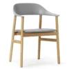 Krzesło Herit Z Podłokietnikami Jasny Dąb Skórzane Szare Normann Copenhagen