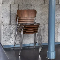Krzesło Pavilion Av1 Orzech Lakierowany Andtradition