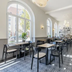 Krzesło Z Podłokietnikami 118 Mf Czarne Gładkie Thonet