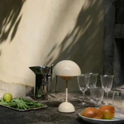 Lampa Stołowa Flowerpot Vp9 Ivoiry Andtradition