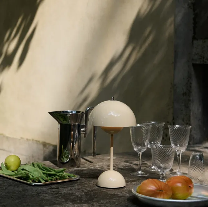 Lampa Stołowa Flowerpot Vp9 Ivoiry Andtradition