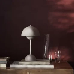 Lampa Stołowa Flowerpot Vp9 Matowa Jasnoszara Andtradition