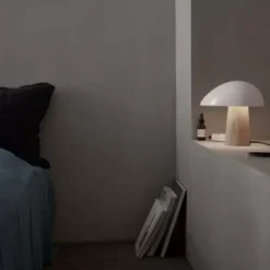 Lampa Stołowa Night Owl Biała Podstawa Jesionowa Fritz Hansen