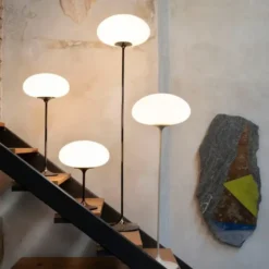 Lampa Stołowa Stemlite 42 Cm Czerń Wpadająca W Czerwony Gubi