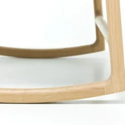 Podnóżek Dębowy Dedo Tapicerowany Tkaniną Main Line Flax Gazzda