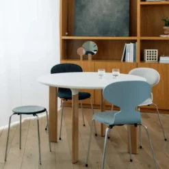 Stół Analog J43 Orzechowo-Czarny Fritz Hansen
