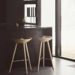 Stołek Ml 42 Counter Jasny Dąb Z Mosiężnym Podnóżkiem By Lassen